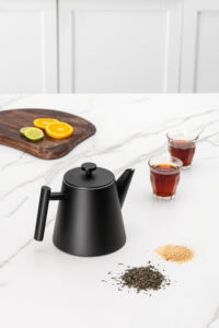 Productfoto theekan thee zwart keuken sfeerbeeld