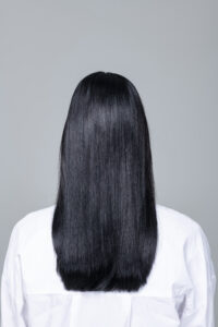 Productfoto model vrouwelijk lang haar stijl zwart